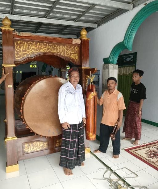 Penyerahan bedug pesanan kepada pengurus masjid